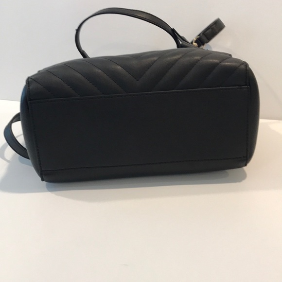 Guess purse! Only used once!!! - Picture 4 of 4